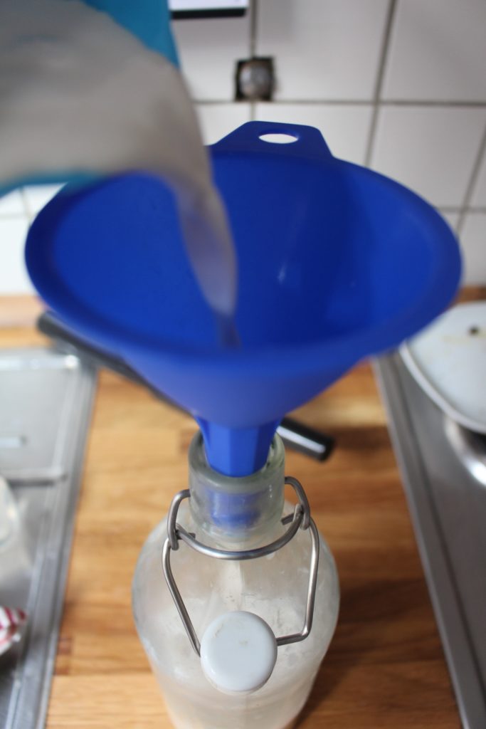 selbstgemachte Mandelmilch aus Thermomix in Glasflasche umfüllen